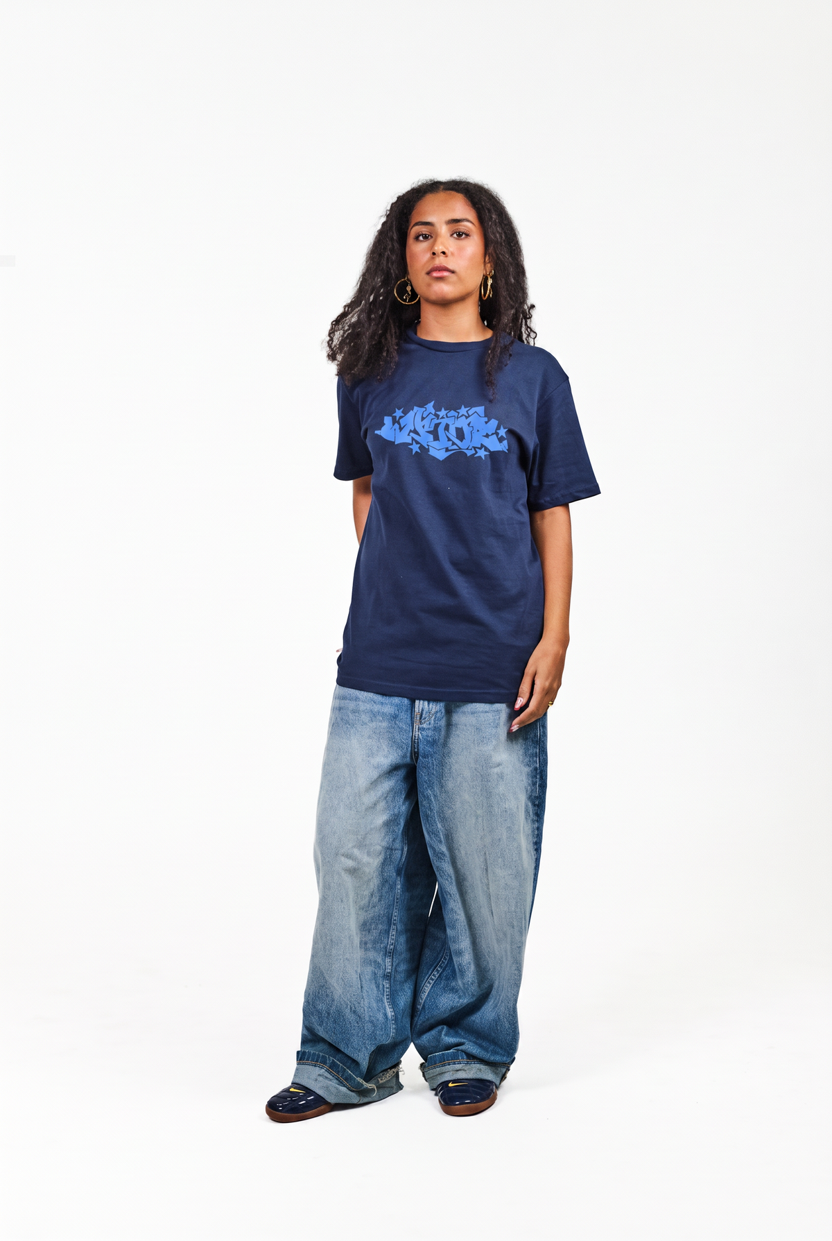 GRAFFIC TEE MØRKEBLÅ